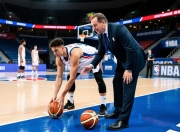 里昂助教指导球员技战术，备战下一场战役