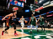 热火遭逆转，雄鹿获得系列赛首胜