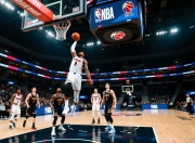 球员技术比拼激烈，瞬间扣篮引爆全场气氛