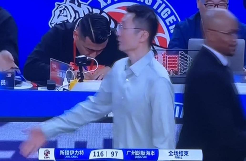 包含新疆男篮战胜广州队，实力碾压对手再现神勇的词条