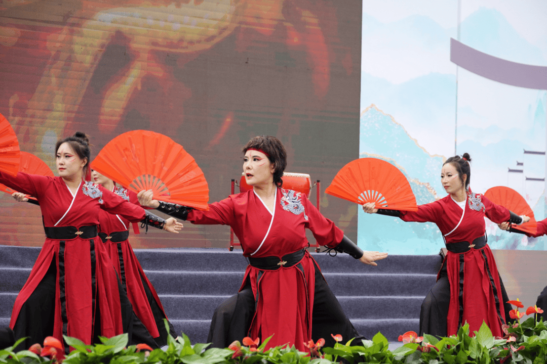 观众沸腾团聚，彰显热情奔放